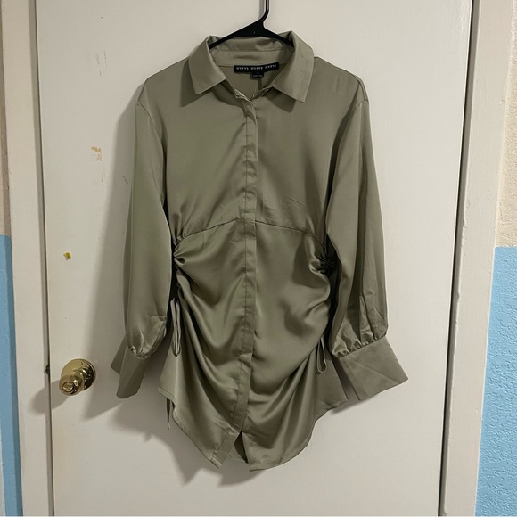 High-Class Ruched Button-Front Shift Dress - Picture 3 of 8